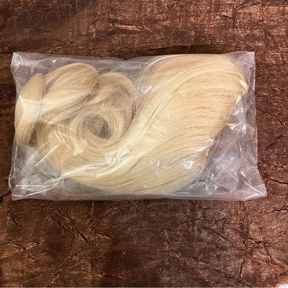 Claw clip w/attached Synthetic 12’ blonde ponytail curly - Picture 13 of 13